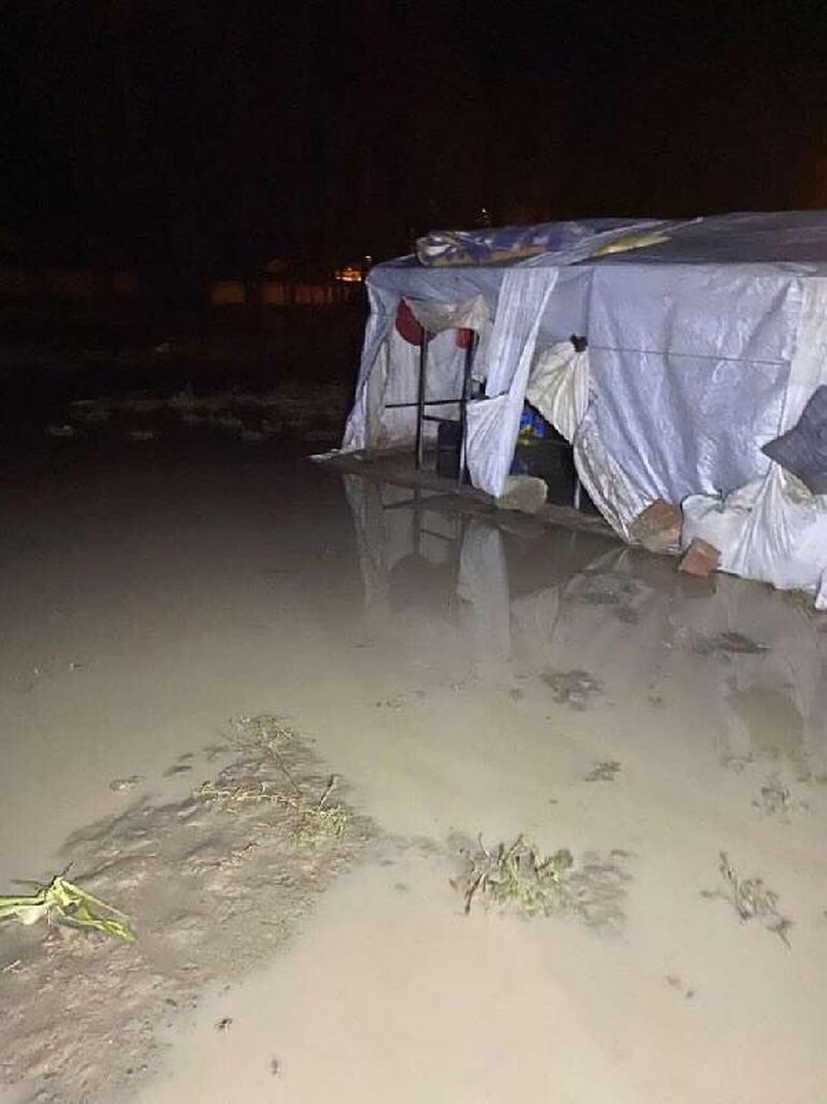 Eskişehir haber! Eskişehir'deki sağanakta mevsimlik işçilerin çadırlarını su bastı
