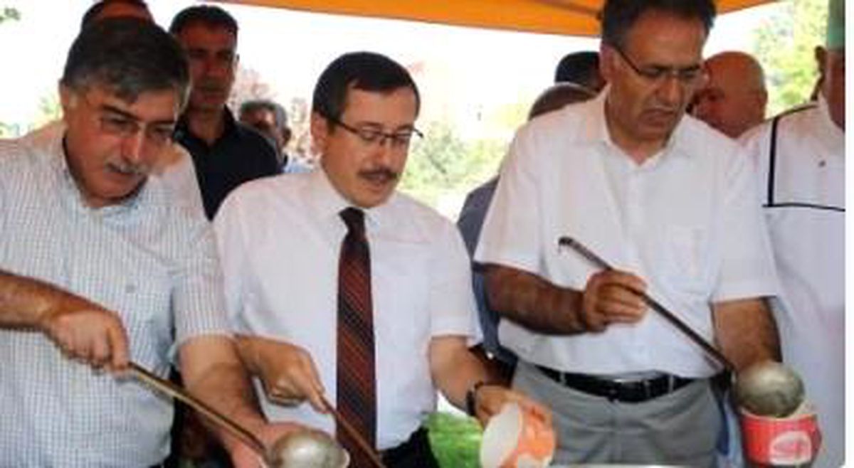 Eskişehir haberi... İnönü Üniversitesi'nden aşure ikramı