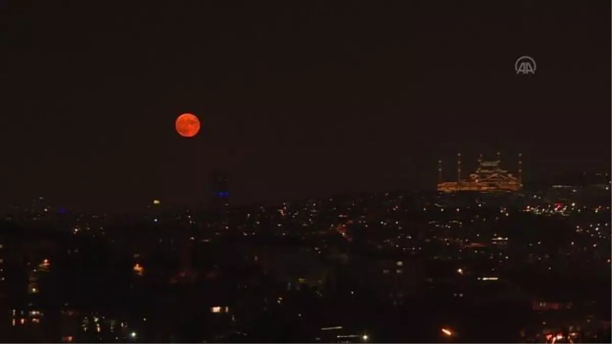 İstanbul'da dolunay güzel görüntüler oluşturdu