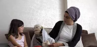 Kaniye öğretmen 'kuklaların sesi' oldu