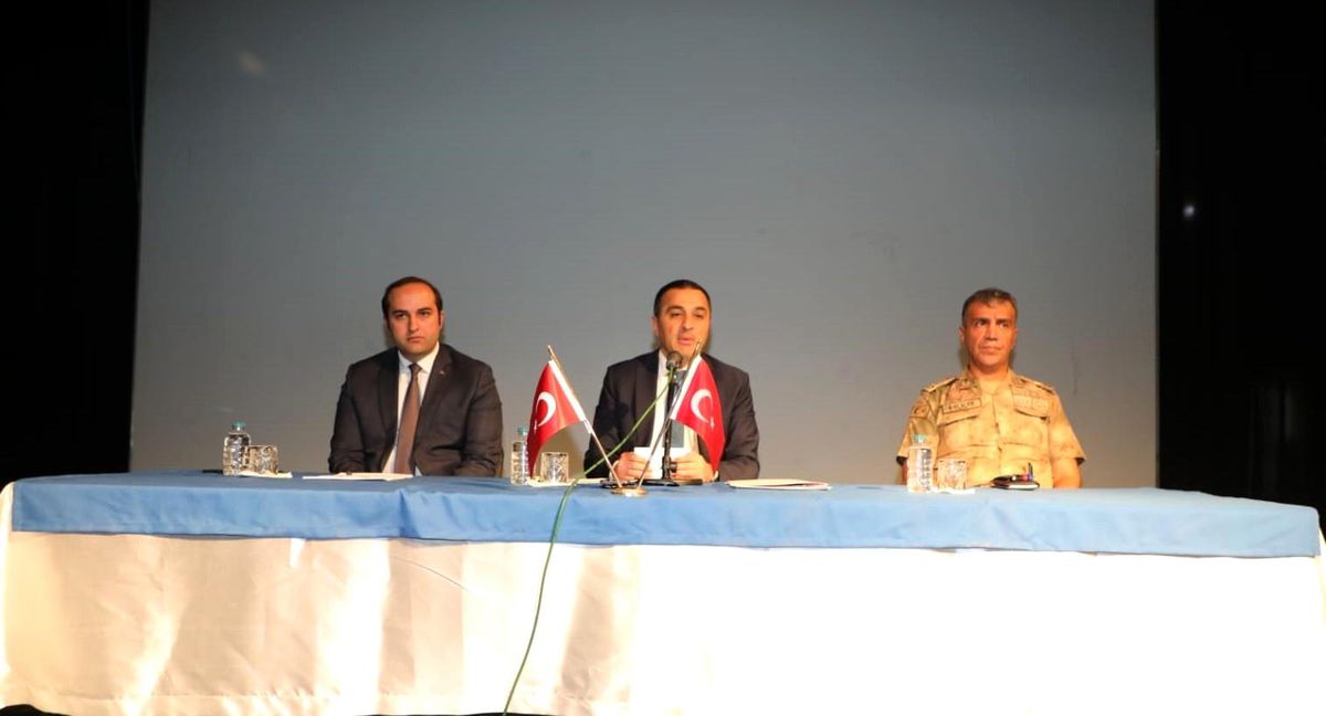 Kars yerel haberleri: Kars Valisi Öksüz, muhtarlarla buluştu
