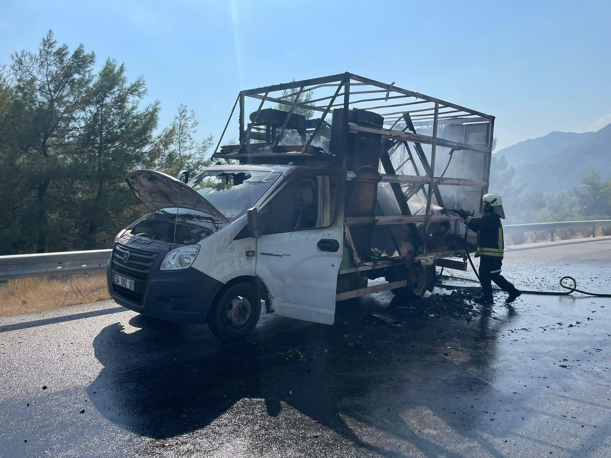 Son Dakika | Muğla'da seyir halindeki kamyonet ve otomobilde çıkan yangın söndürüldü