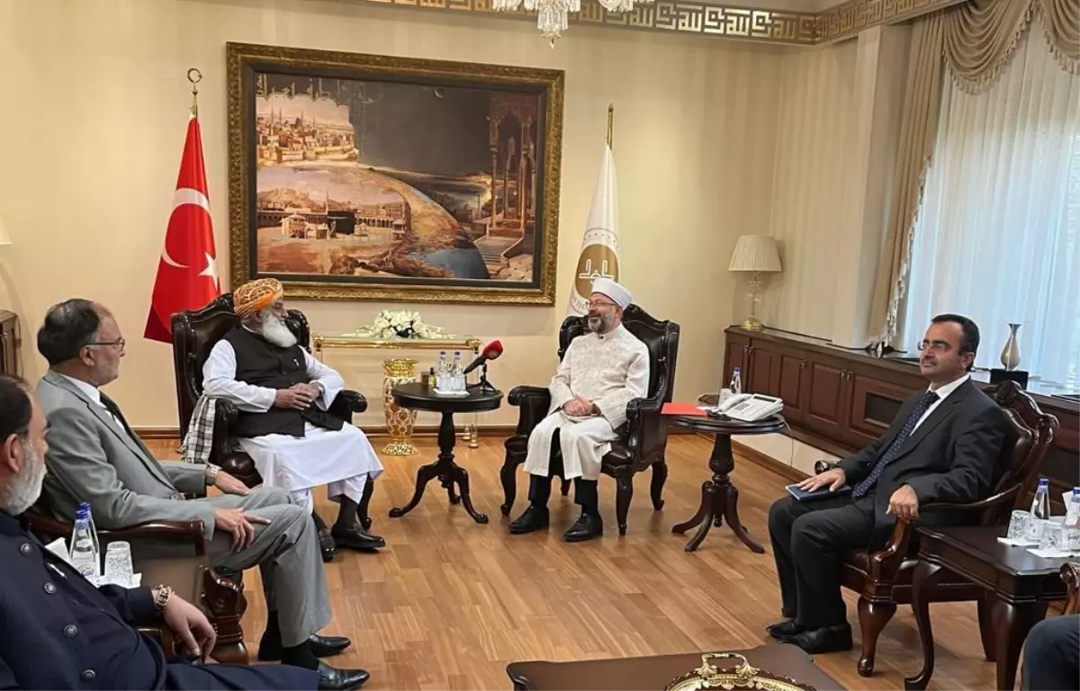 Pakistan'dan üst düzeyde bir heyet Türkiye Diyanet İşleri Başkanı Prof.Dr. Ali Erbaş'la görüştü