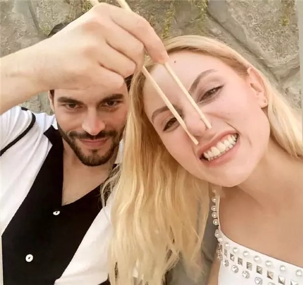 Akın Akınözü'nden olay poz Akın Akınözü'nden olay poz