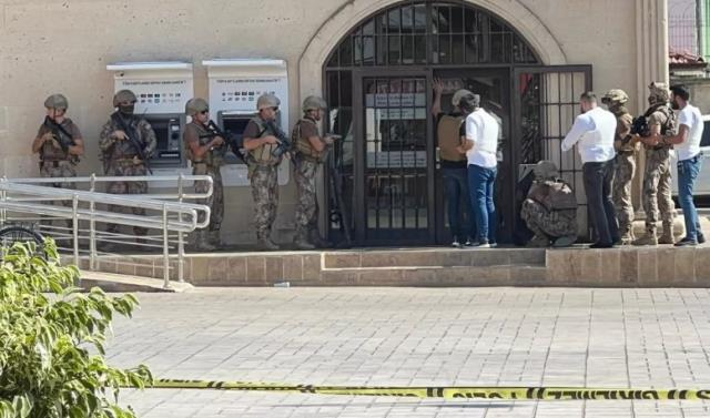 Son dakika! Antalya'da banka müdürü, şube içerisinde silahlı bir kişi tarafından rehin alındı
