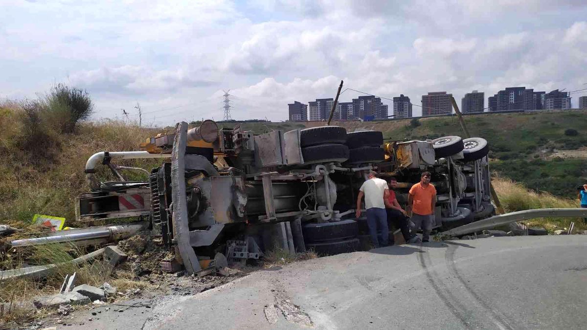 Son dakika haberleri | Başakşehir'de virajı alamayan beton mikseri devrildi: 2 yaralı