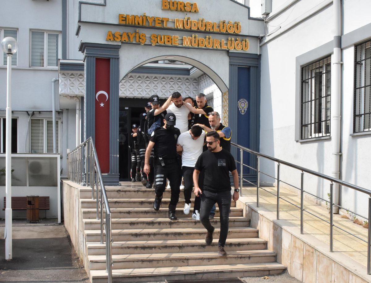 İzmir haberleri! Bursa'da eğlence merkezinin önünde işlenen cinayetin şüphelileri İzmir'de yakalandı