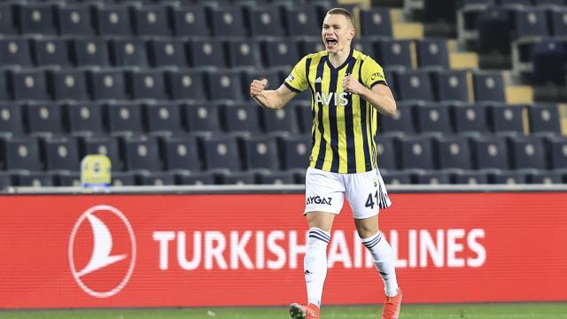 Fenerbahçe'nin başarılı savunmacısı Attila Szalai, West Ham United ile anlaşmaya vardı Fenerbahçe'nin başarılı savunmacısı Attila Szalai, West Ham United ile anlaşmaya vardı