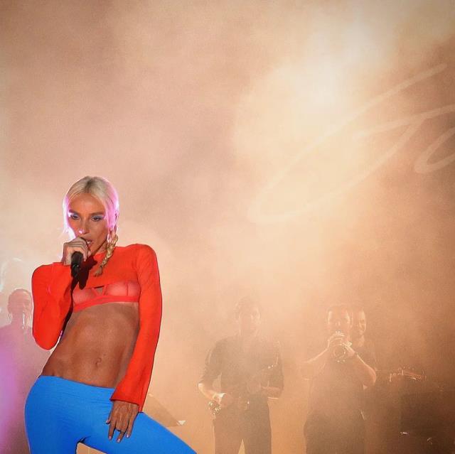 Kalçası ayrı göğsü ayrı dekolte! Gülşen, sahne kıyafetiyle yine beğenilmedi