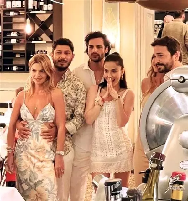 Özge Gürel-Serkan Çayoğlu'nun masal gibi düğününde tarihi kale detayı! Gelin prenses gibiydi