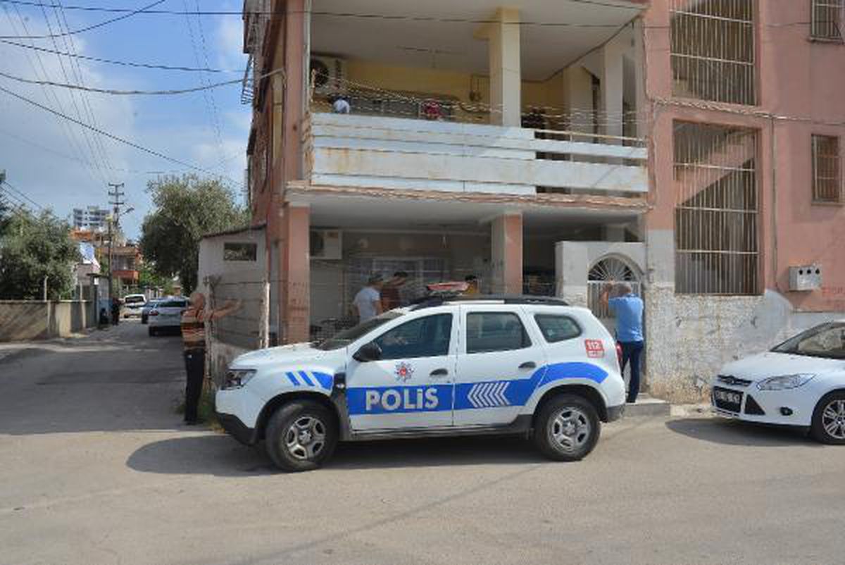 Polisin ihbar üzerine gittiği evde anne yatakta ölü, oğlu ise kanlar içinde bulundu