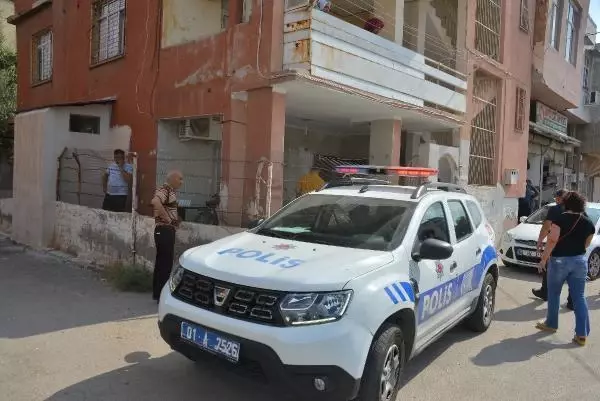Son dakika gündem: Polisin ihbarla gittiği evde anne ölü, oğlu ağır yaralı bulundu