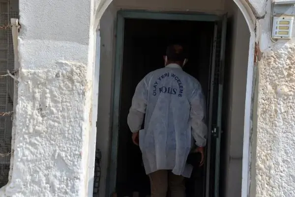 Son dakika gündem: Polisin ihbarla gittiği evde anne ölü, oğlu ağır yaralı bulundu
