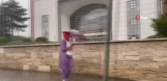 Sağanak yağış hayatı olumsuz etkiledi... Yağmura hazırlıksız yakalanan vatandaşlar otobüs duraklarına sığındı