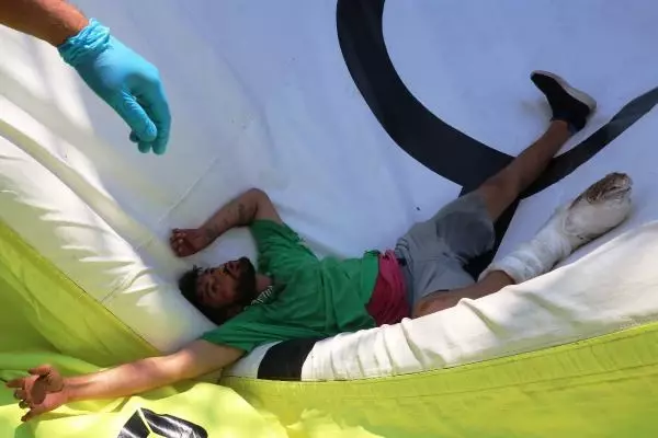 Üst geçitten atladı, 'Atlamayacağım' diye söz verdiği polisten özür diledi Üst geçitten atladı, 'Atlamayacağım' diye söz verdiği polisten özür diledi