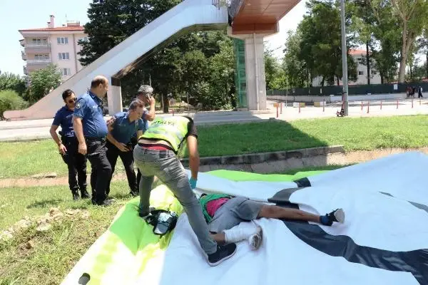 Üst geçitten atladı, 'Atlamayacağım' diye söz verdiği polisten özür diledi Üst geçitten atladı, 'Atlamayacağım' diye söz verdiği polisten özür diledi