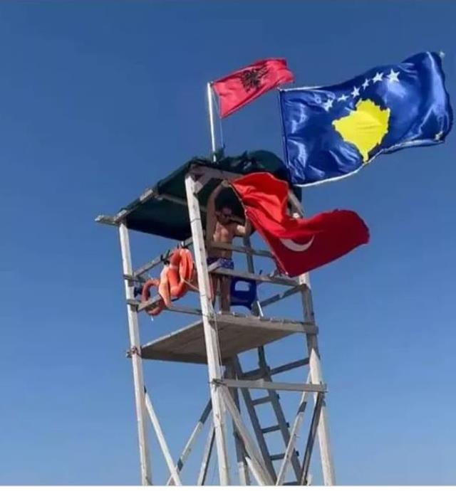 Arnavutluk'ta Türk bayrağını gözetleme kulesinden indirip denize atan şahıs gözaltında