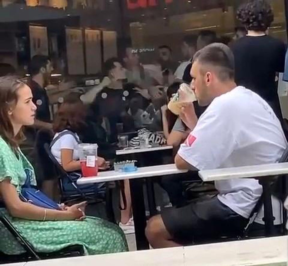 Son dakika 3. sayfa: AVM'de tekme tokat kavga kamerada