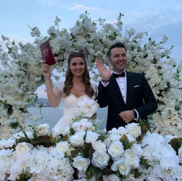 Düğüne ünlü akını! Sessizce ilişki yaşayan iki ünlü spiker dünyaevine girdi Düğüne ünlü akını! Sessizce ilişki yaşayan iki ünlü spiker dünyaevine girdi