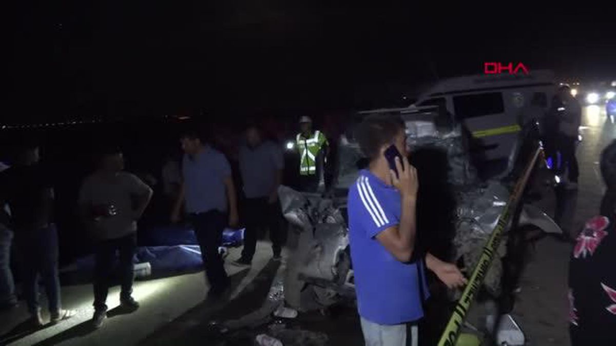 Son dakika haberleri | EHLİYETSİZ SÜRÜCÜNÜN KULLANDIĞI KAMYONET, TIR'A ÇARPTI: 3 ÖLÜ