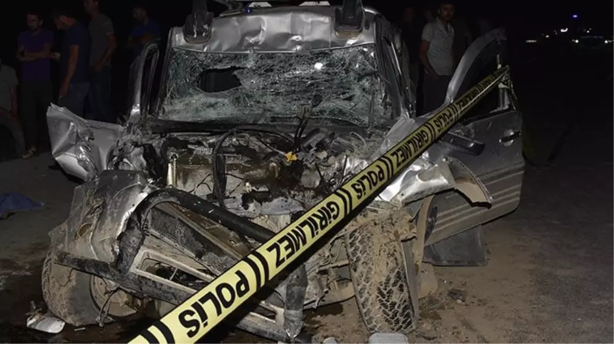 Ehliyetsiz sürücünün kullandığı kamyonet, tıra arkadan çarptı: 3 ölü