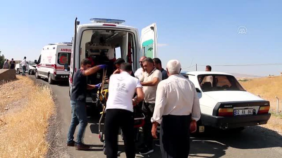 İki otomobilin çarpıştığı kazada 1 kişi öldü, 4 kişi yaralandı