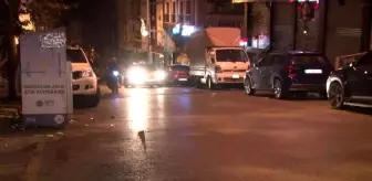 Kağıthane'de motosikletle önünü kestikleri şahsı öldüresiye dövüp, otomobiline taşla böyle saldırdılar