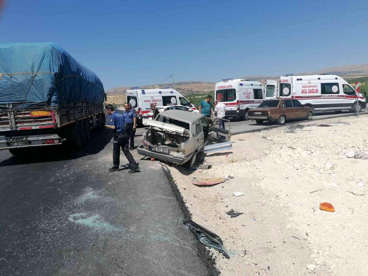 Malatya 3. sayfa: Malatya'da iki otomobil çarpıştı: 12 yaralı