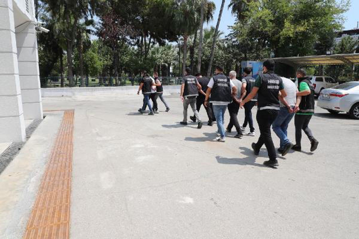 Mersin gündem haberi: Mersin'de ele geçirilen 2 milyon uyuşturucu hapın şüphelileri adliyede (2)