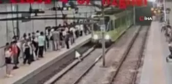 Metronun önüne atlayan kişi, yürekleri ağza getirdi