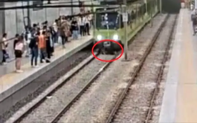 Metronun önüne atlayan şahıs yürekleri ağza getirdi