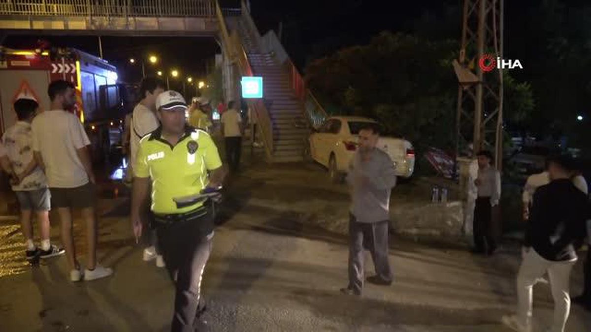Otomobil üst geçide çarptı: 4 yaralı