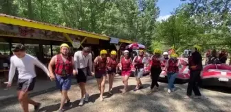 Sıcaktan bunalanlar Melen Çayı'nda rafting yaparak serinledi