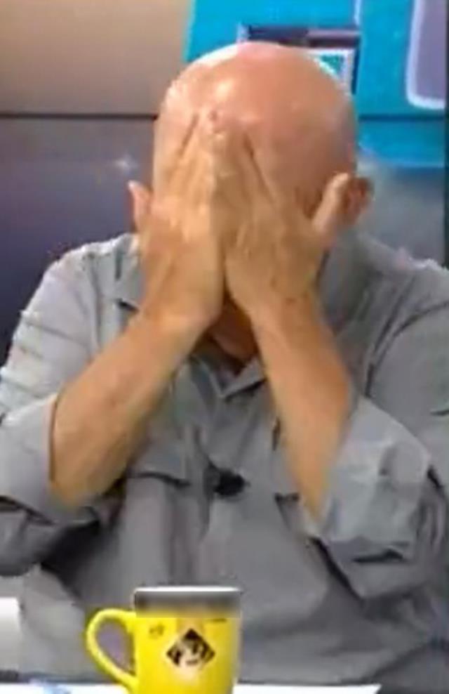 Sinan Engin'den canlı yayında büyük gaf! İlk şoku atlattıktan sonra gülme krizine girdiler Sinan Engin'den canlı yayında büyük gaf! İlk şoku atlattıktan sonra gülme krizine girdiler