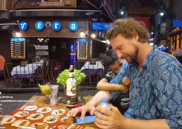 Twitch yayıncısı Jay Streazy, İstanbul'da yaptığı yayın sırasında çiçek satmaya çalışan bir çocuk tarafından ısırıldı