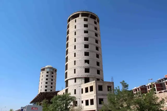 Ailesi tarafından terk edilen şahıs intihar etmek için çıktığı kulede ikna edildi