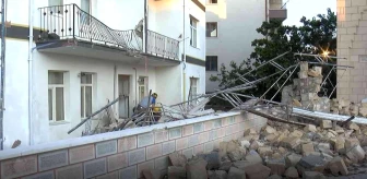 Ankara gündem haberleri | Ankara'da fırtınaya dayanamayan minare tadilat halindeki binanın üzerine devrildi