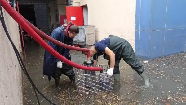 Avcılar Kaymakamlığı'nı su bastı! Elektrikler gitti, çalışanlara izin verildi