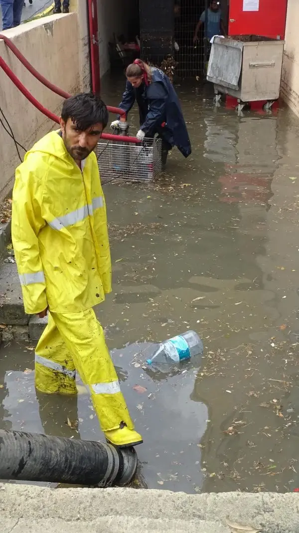 Avcılar Kaymakamlığı'nı su bastı! Elektrikler gitti, çalışanlara izin verildi