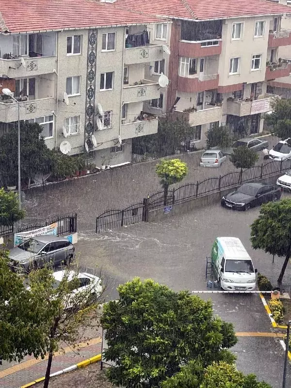 Avcılar Kaymakamlığı'nı su bastı! Elektrikler gitti, çalışanlara izin verildi
