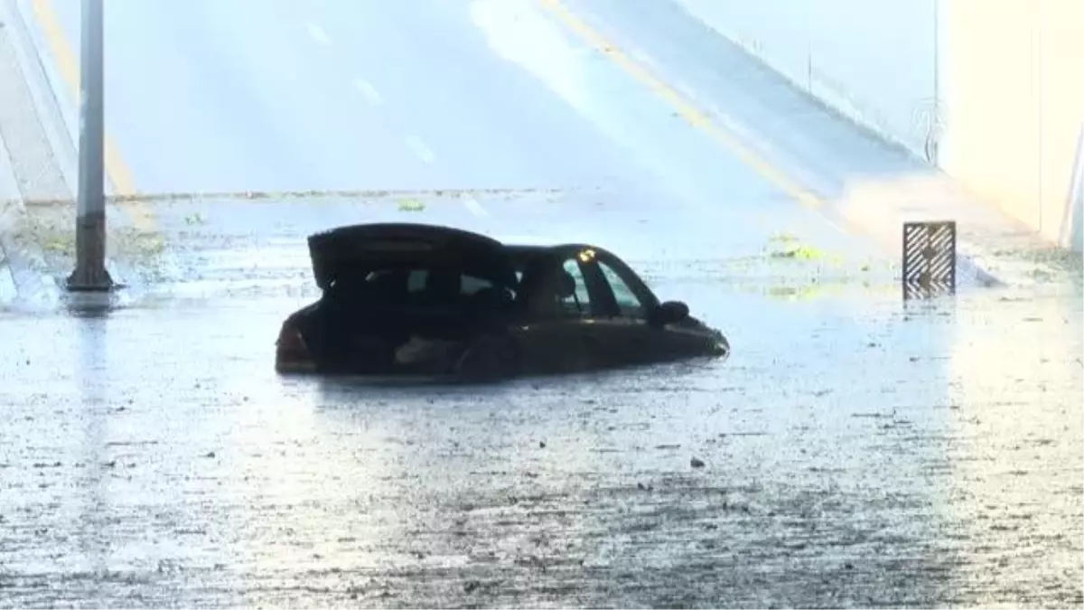 Son dakika gündem: Bir otomobil alt geçitteki sel sularında mahsur kaldı (2)