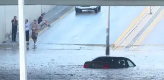 Bir otomobil alt geçitteki sel sularında mahsur kaldı