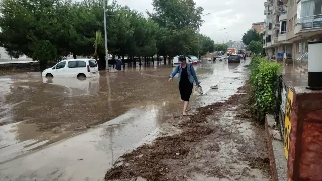 Bursa haber: Bursa'da sağanak yağış sele dönüştü, hayat felç oldu