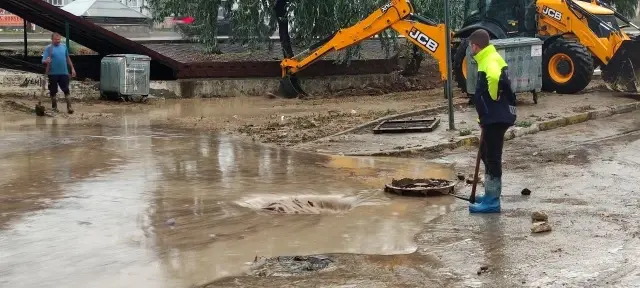 Bursa haber: Bursa'da sağanak yağış sele dönüştü, hayat felç oldu