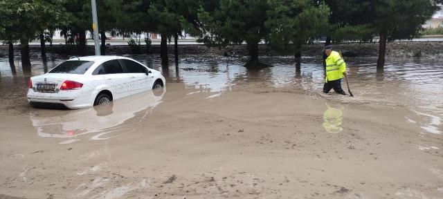 Bursa'da sağanak yağış sele dönüştü, hayat felç oldu
