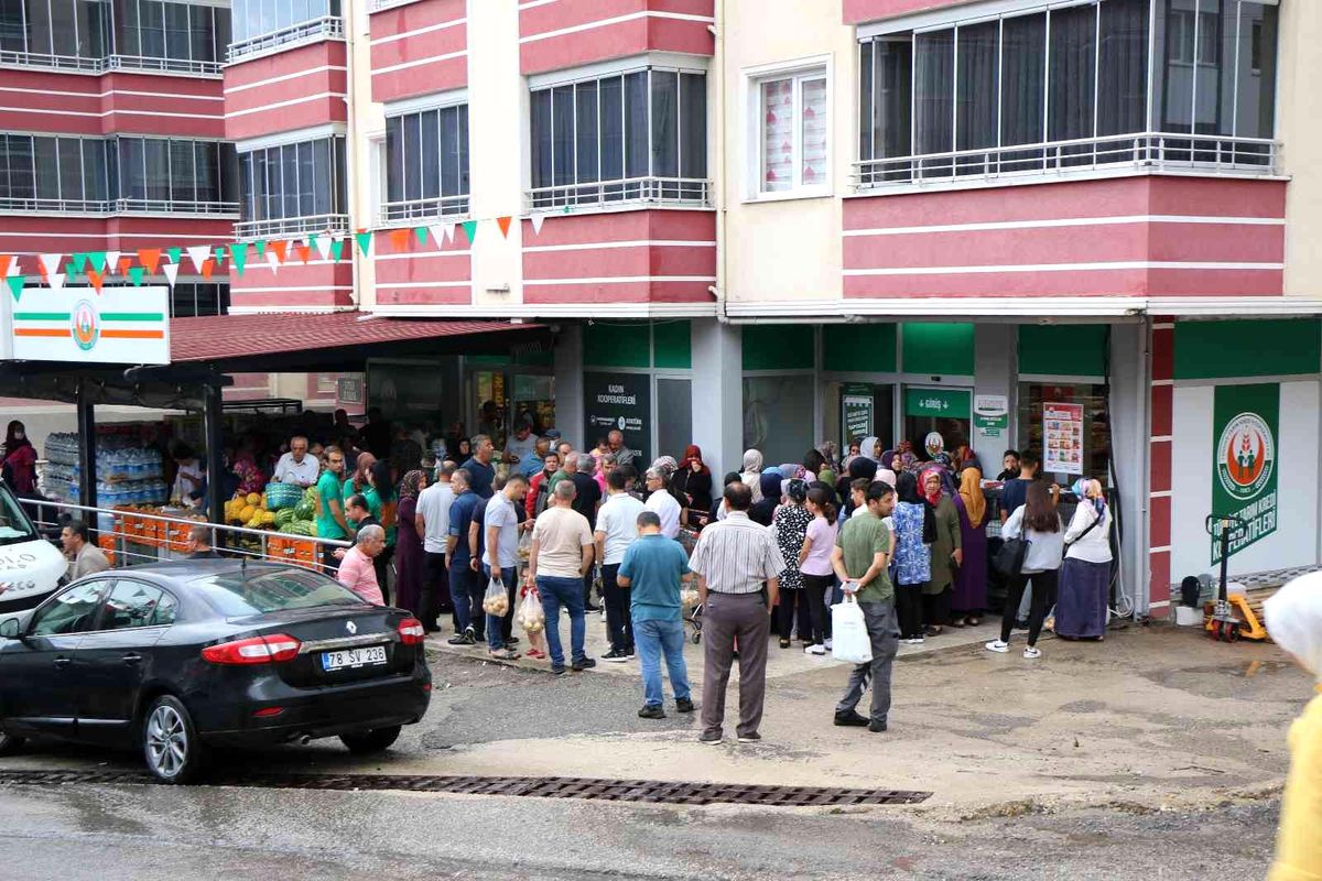 Cumhurbaşkanı'nın açıklaması sonrası vatandaşlar soluğu tarım marketlerinde aldı