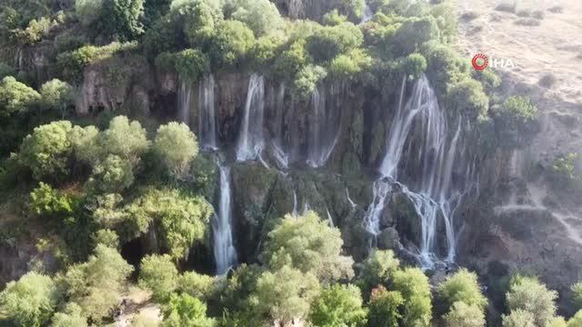 Erzincan haberleri! Erzincan'da turistlerin en uğrak yeri Girlevik Şelalesi'nin yolu ve kırık dökük tahta köprüleri tepki topluyor