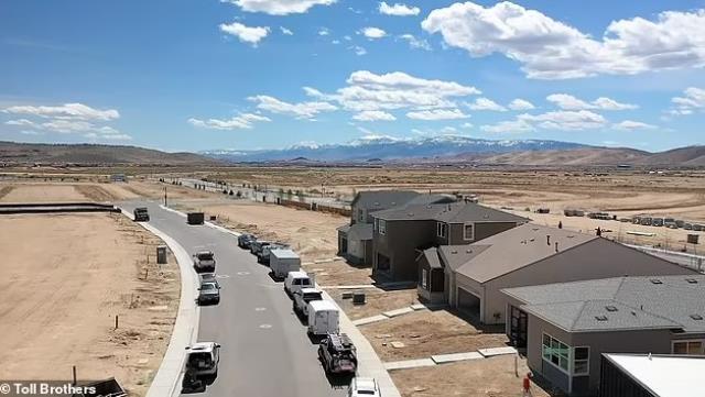 Ev almak isteyen yaşlı kadın yapılan bir hata sonucu tüm mahallenin sahibi oldu