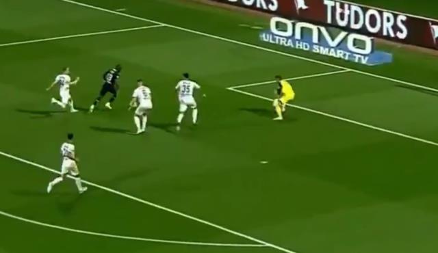 Fenerbahçelilere Güiza'yı unutturdu! Valencia'nın kaçırdığı golün izahı çok zor Fenerbahçelilere Güiza'yı unutturdu! Valencia'nın kaçırdığı golün izahı çok zor