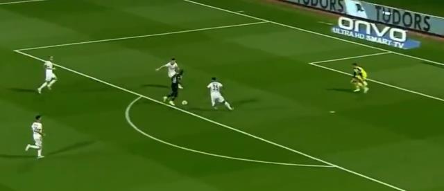 Fenerbahçelilere Güiza'yı unutturdu! Valencia'nın kaçırdığı golün izahı çok zor Fenerbahçelilere Güiza'yı unutturdu! Valencia'nın kaçırdığı golün izahı çok zor